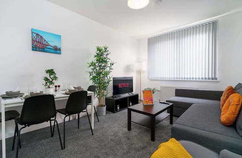 Wishaw Apartment | Free Parking - 2 Bedroom Flat-by Holiday Homes