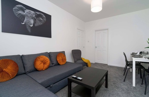 Wishaw Apartment | Free Parking - 2 Bedroom Flat-by Holiday Homes