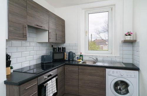 Wishaw Apartment | Free Parking - 2 Bedroom Flat