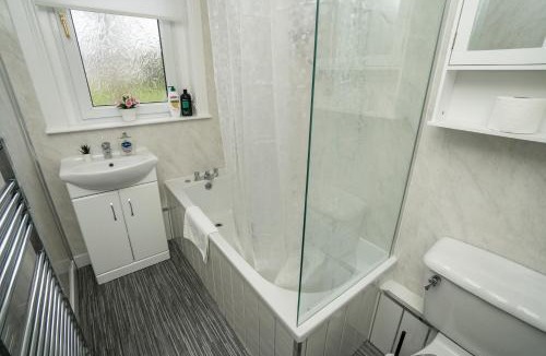 Wishaw Apartment | Free Parking - 2 Bedroom Flat