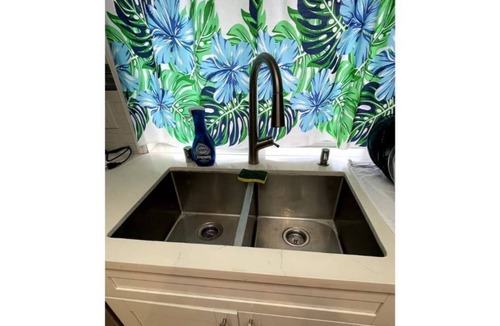 Kalihi Valley Apartment | fREE Parking! 2 rooms with Aloha