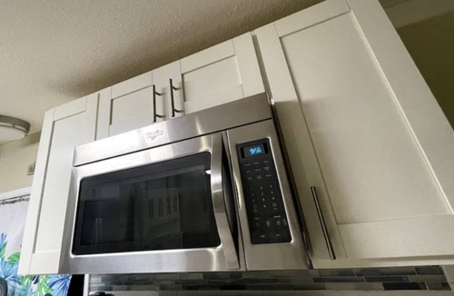 Kalihi Valley Apartment | fREE Parking! 2 rooms with Aloha
