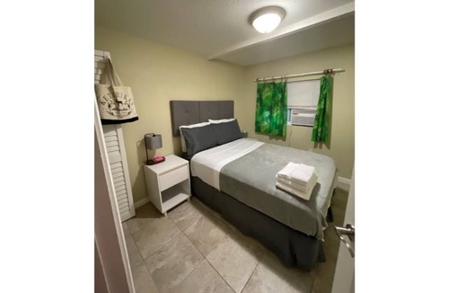 Kalihi Valley Apartment | fREE Parking! 2 rooms with Aloha