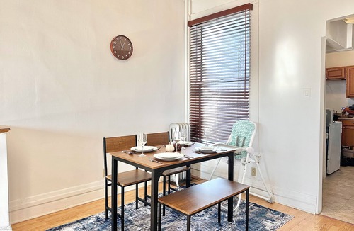 Oak Park Apartment | Free parking+20 min to downtown Chicago
