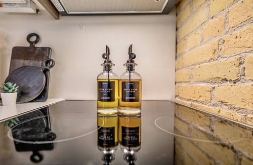 Exchange District Condo | FREE PARKING-5 Star FULLY Stocked Quiet 2 BR Loft-Central-ALL Travellers