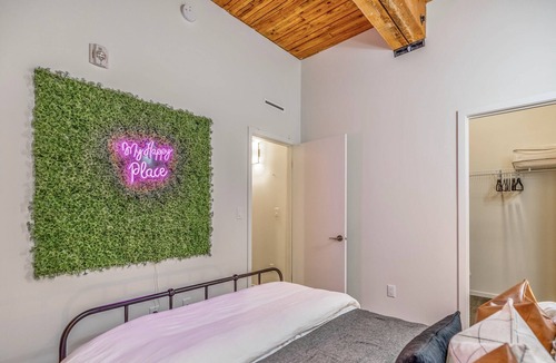 Exchange District Condo | FREE PARKING-5 Star FULLY Stocked Quiet 2 BR Loft-Central-ALL Travellers