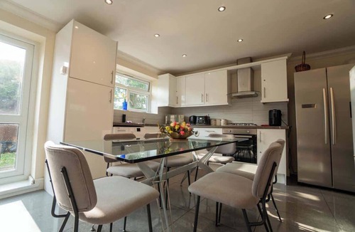 Reading Apartment | Free parking | 7 beds | Contractor & Large groups