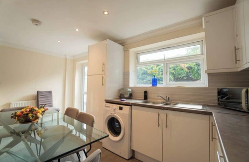 Reading Apartment | Free parking | 7 beds | Contractor & Large groups