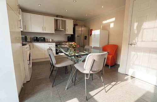 Reading House | Free parking | 7 beds | Contractor & Large groups