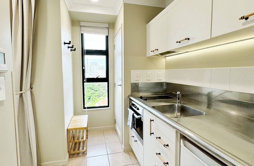 Newton Apartment | *Free parking, balcony, pool and spa*