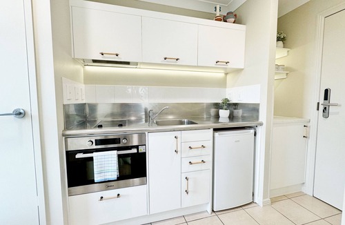 Newton Apartment | *Free parking, balcony, pool and spa*