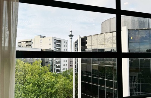 Newton Apartment | *Free parking, balcony, pool and spa*