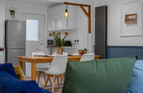 Livingston House | Free Parking | Central | Sleeps 5 | 2 Bedrooms