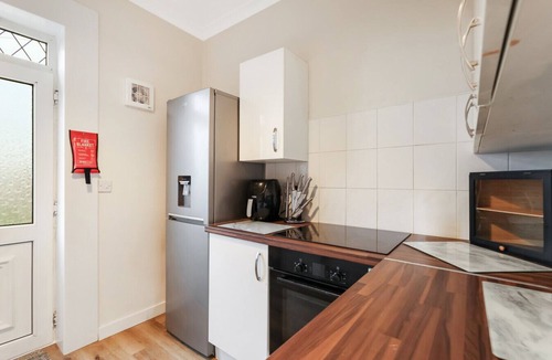 Bathgate Apartment | Free Parking | Central | Sleeps 6 | Great Location