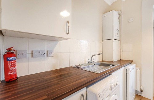 Bathgate Apartment | Free Parking | Central | Sleeps 6 | Great Location