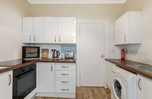 Bathgate Apartment | Free Parking | Central | Sleeps 6 | Great Location