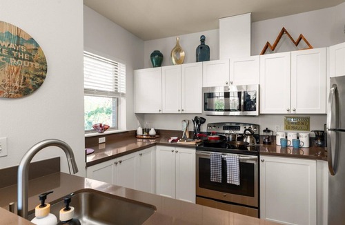 Queen Anne Apartment | Free Parking Chic 2BR King Beds 95 Walk Score Huge Patio!
