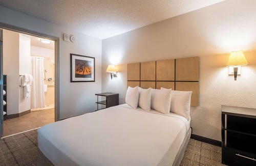 Fossil Creek Hotel | Free Parking | Comfortable Suites | Perfect for Relaxed Stays