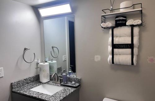 Cumberland Apartment | Free Parking! Comfy 1Bedroom Unit! 10 min to Midtown & 1 Mile To Braves Truist Park!
