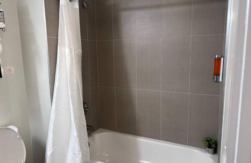 Cumberland Apartment | Free Parking! Comfy 1Bedroom Unit! 10 min to Midtown & 1 Mile To Braves Truist Park!