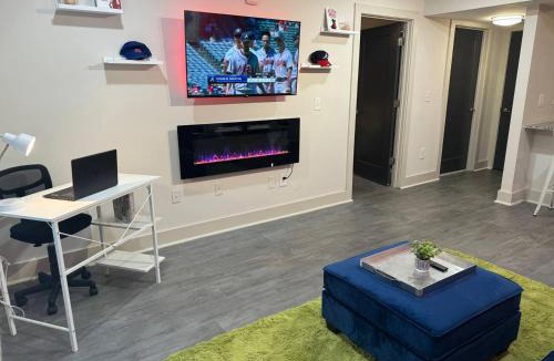 Cumberland Apartment | Free Parking! Comfy 1Bedroom Unit! 10 min to Midtown & 1 Mile To Braves Truist Park!