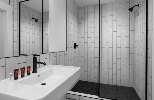People's Freeway Hotel | Free Parking & Dog-friendly, Boulder Room at evo Hotel