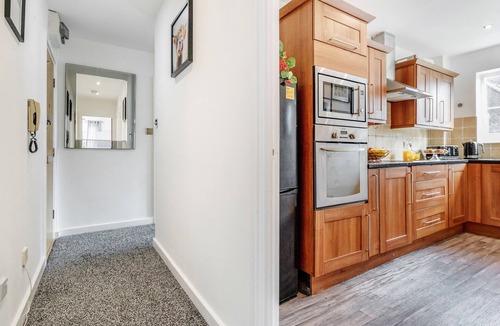 Watford Apartment | Free parking★ Gated Haven★ Stunning 2 Bed Apt ★WatfordFC/Hospital/Atria/Theater★