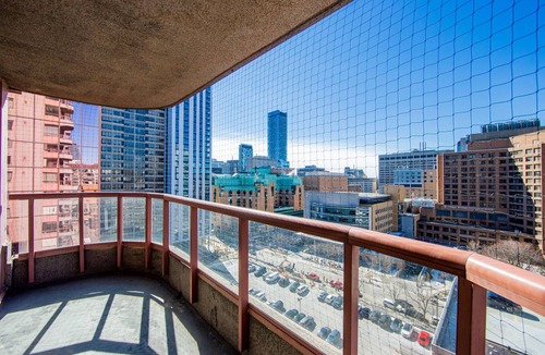 Bay Street Corridor Apartment | Free Parking Giant 2 Bedroom 2 Bathroom Bay St. Condo walk to Sick Kids Hospital