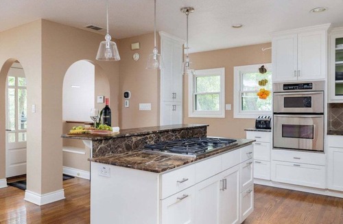 Clarksville House | Free Parking, King Bed, 3 BR, Downtown - Treehouse