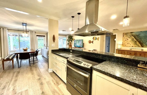 Downtown Hollywood House | free parking, minutes to beach.