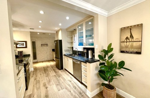 Downtown Hollywood House | free parking, minutes to beach.