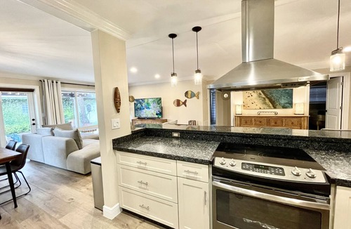 Downtown Hollywood House | free parking, minutes to beach.