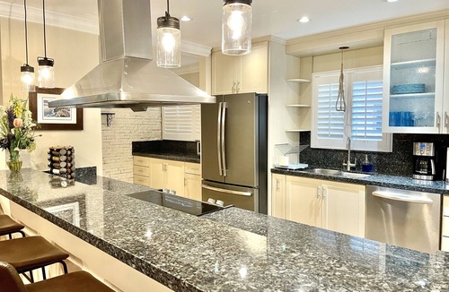 Downtown Hollywood House | free parking, minutes to beach.