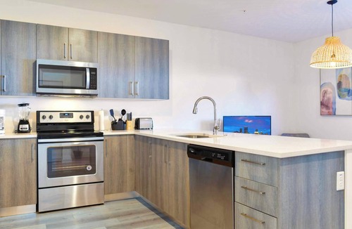 Golden Glades Condo | Free Parking | Modern 2-Floor Townhouse