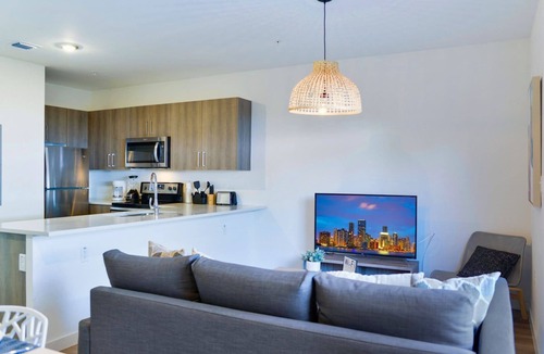 Golden Glades Condo | Free Parking | Modern 2-Floor Townhouse