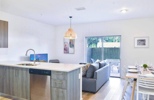 Golden Glades Condo | Free Parking | Modern 2-Floor Townhouse