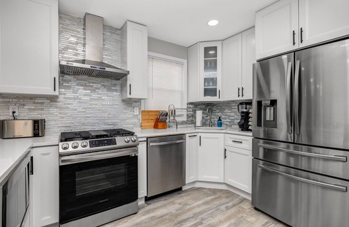Bayonne Apartment | FREE Parking Modern Duplex King Beds near EWR& NYC