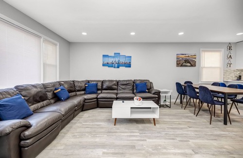 Bayonne Apartment | FREE Parking Modern Duplex King Beds near EWR& NYC