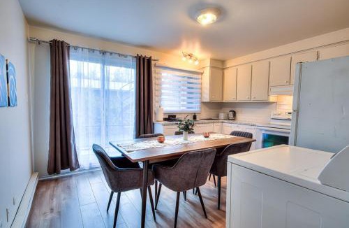 Pierrefonds-Roxboro Apartment | Free Parking! Montreal Comfort Value Convenience! Full Kitchen, Fast Wifi, Workspace, Smart TV!