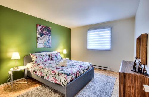 Pierrefonds-Roxboro Apartment | Free Parking! Montreal Comfort Value Convenience! Full Kitchen, Fast Wifi, Workspace, Smart TV!