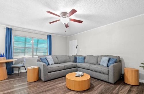 Bayshore Gardens Apartment | Free Parking - Pool - Bayshore Resort-Style 2BD