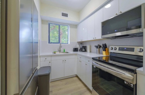 East Little Havana Apartment | Free Parking | Prime Location Calle Ocho | Apt
