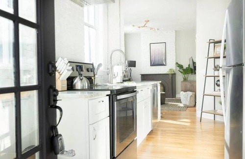 Victorian Village Apartment | FREE Parking | Smart TV | Steps to Everything