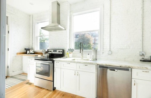 Victorian Village Apartment | FREE Parking | Smart TV | Steps to Everything