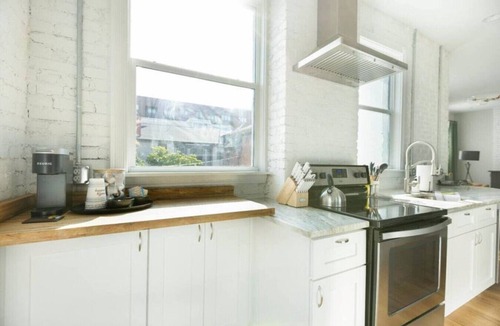 Victorian Village Apartment | FREE Parking | Smart TV | Steps to Everything