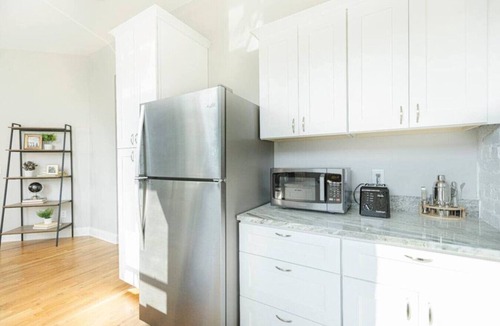 Victorian Village Apartment | FREE Parking | Smart TV | Steps to Everything