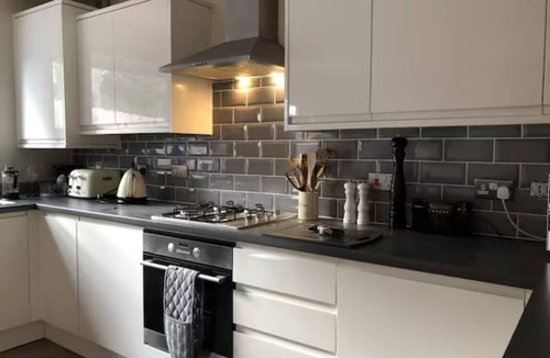 Bath House | FREE PARKING, Spacious and Stylish.