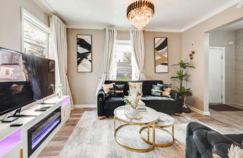 Rochester House | Free Parking! Townhome 3 Mi to Dtwn Rochester