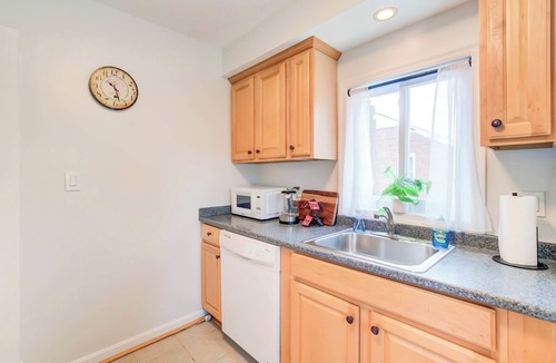Addison Heights Apartment | FREE Parking! Walk to METRO! Arlington 2 BR House