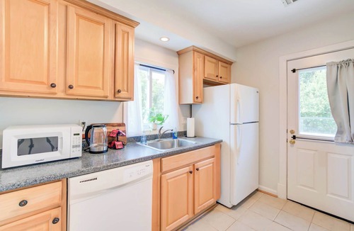 Addison Heights Apartment | FREE Parking! Walk to METRO! Arlington 2 BR House